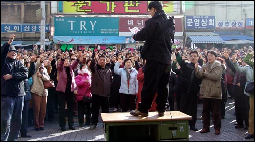 화재로 생계터전을 잃어버린 상인들이 대체상가 마련을 촉구하며 집회를 열고 있다. 